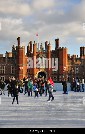 Patin à glace à Hampton Court Palace, Hampton, London Borough of Richmond upon Thames, Grand Londres, Angleterre, Royaume-Uni Banque D'Images