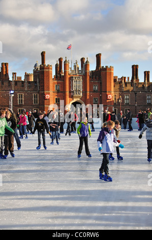 Patin à glace à Hampton Court Palace, Hampton, London Borough of Richmond upon Thames, Grand Londres, Angleterre, Royaume-Uni Banque D'Images