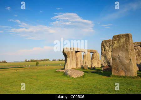 Stonehenge, Wiltshire, Angleterre, sur une belle soirée d'été. Banque D'Images