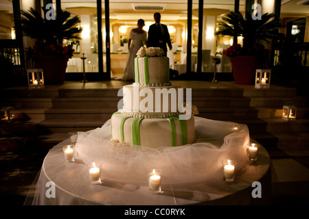 Gâteau de mariage aux chandelles à la réception Banque D'Images