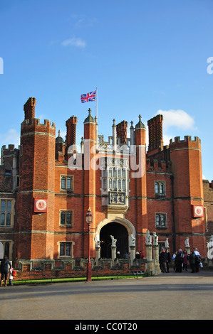 Entrée principale de Hampton Court Palace, Hampton, London Borough of Richmond upon Thames, Grand Londres, Angleterre, Royaume-Uni Banque D'Images