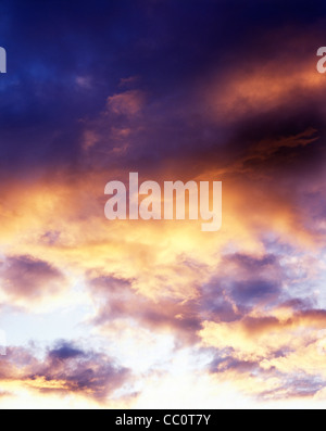 Nuages rouges au coucher du soleil ou le matin Banque D'Images