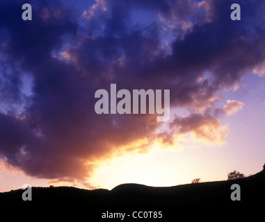 Nuages sur colline au coucher du soleil ou le matin Banque D'Images