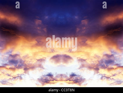 Nuages rouges au coucher du soleil ou le matin Banque D'Images