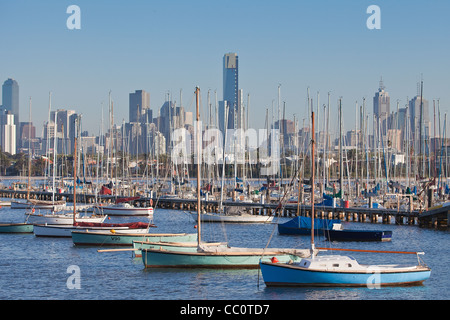 St Kilda : à partir de la jetée de la ville avec bateaux / yachts dans le port montrant les toits de Melbourne et de la mer, de la plage. Banque D'Images