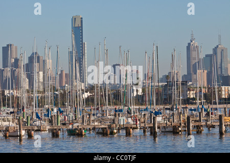 St Kilda : à partir de la jetée de la ville avec bateaux / yachts dans le port montrant les toits de Melbourne et de la mer, de la plage. Banque D'Images