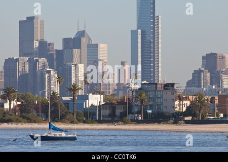 St Kilda : à partir de la jetée de la ville avec bateaux / yachts dans le port montrant les toits de Melbourne et de la mer, de la plage. Banque D'Images