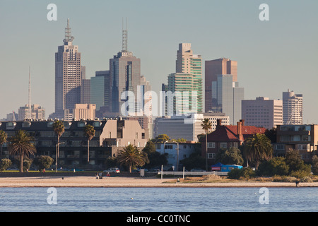 St Kilda : à partir de la jetée de la ville avec bateaux / yachts dans le port montrant les toits de Melbourne et de la mer, de la plage. Banque D'Images