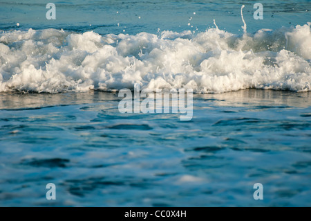 Gros plan des vagues. Les vagues d'un blanc étincelant Banque D'Images