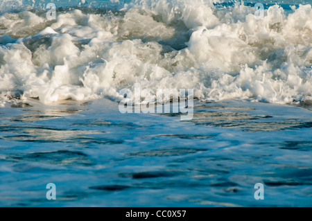 Gros plan des vagues. Les vagues d'un blanc étincelant Banque D'Images