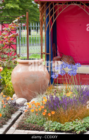 Urne en terre cuite dans le jardin coloré. Banque D'Images