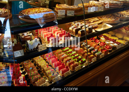 Patisserie Boulangerie dans l'affichage de Noël Alexandra, une boulangerie populaires dans la banlieue de Paris. Le Perreux-sur-Marne, France Banque D'Images