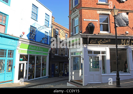 Le haut de l'ancienne rue principale à la jonction avec Bayle Street dans le quartier créatif à Folkestone, Kent, England, UK Banque D'Images