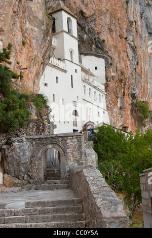 Monastère orthodoxe de houx de beauté dans la montagne, le Monténégro. Banque D'Images
