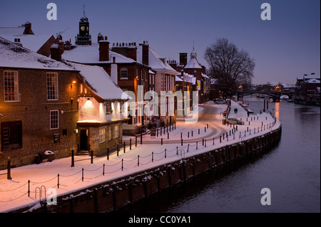 Pub Kings Arms le long de la rivière Ouse couverte de neige à l'aube.York Banque D'Images