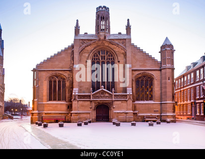 Église Saint-Michel-le-Belfrey dans la neige à l'aube à York Banque D'Images