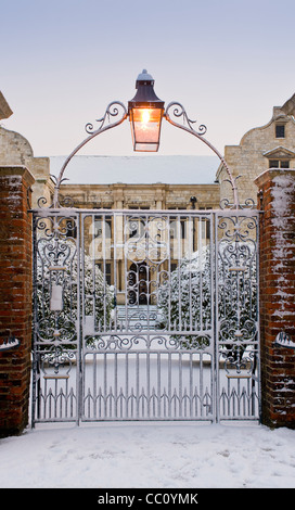Des portes ornées recouvertes de neige se trouvent dans le jardin de la maison du Trésorier York. Banque D'Images