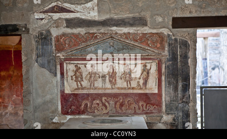 Lararium (culte) fresco dans l'atrium de l'ancienne taverne Pompéi Italie Banque D'Images