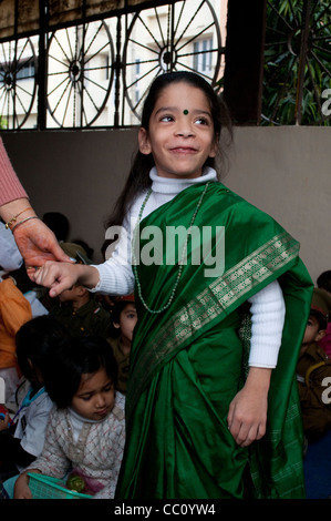 L'école maternelle - fille habillé comme enseignant, Chandigarh, Inde Banque D'Images