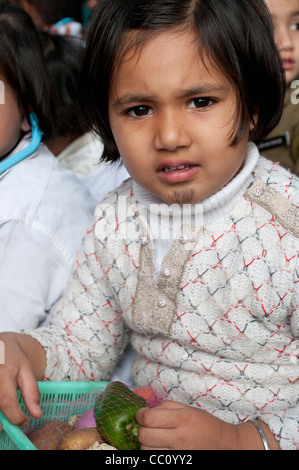 L'école maternelle - fille habillé comme un vendeur de légumes, Chandigarh, Inde Banque D'Images