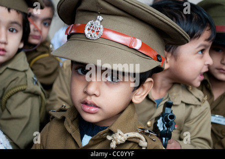 L'école maternelle - les enfants déguisés en soldats, Chandigarh, Inde Banque D'Images