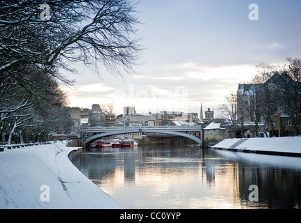 Pont de Lendal vu d'une promenade de Dame Judi Dench couverte de neige à York. Banque D'Images