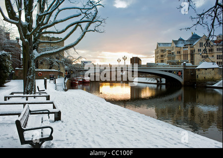 Pont de Lendal vu d'une promenade de Dame Judi Dench couverte de neige à York. Banque D'Images