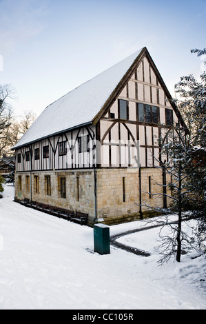 L'Hospitium dans les jardins du musée, York, dans la neige. Banque D'Images