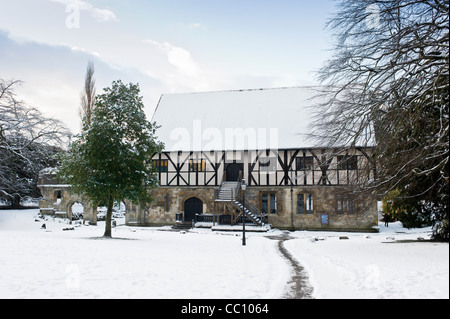 L'Hospitium dans les jardins du musée, York, dans la neige. Banque D'Images