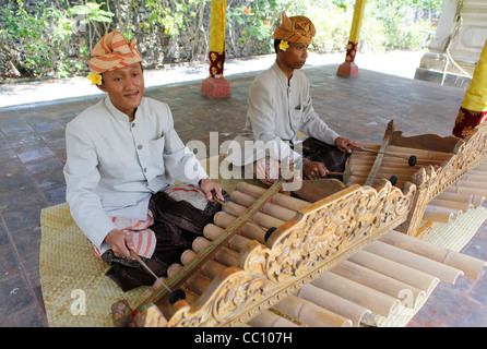 Les joueurs de gamelan à un temple hindou cérémonie, Nusa Dua, Bali, Indonésie, Asie du Sud, Asie Banque D'Images