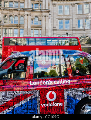 London taxi avec l'Union Jack Design couverts de noms de rue, UK Banque D'Images