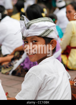 Cérémonie religieuse dans un temple en face de la grotte de chauves-souris de Goa Lawah,, Bali, Indonésie, Banque D'Images