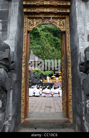 Cérémonie religieuse dans un temple en face de la grotte de chauves-souris de Goa Lawah,, Bali, Indonésie, Banque D'Images