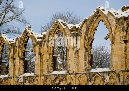 Ruines de St Mary's Abbey, Musée Jardins, York, dans la neige. Banque D'Images