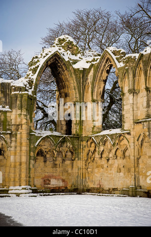 Ruines de St Mary's Abbey, Musée Jardins, York, dans la neige. Banque D'Images