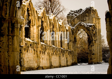 Ruines de St Mary's Abbey, Musée Jardins, York, dans la neige. Banque D'Images