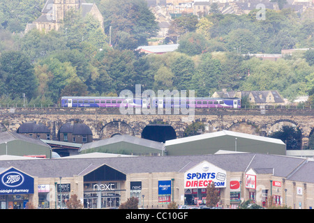 Une vue sur Huddersfield de Kilner Bank vers la ligne de chemin de fer, avec un train qui arrive. Banque D'Images