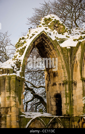 Ruines de St Mary's Abbey, Musée Jardins, York, dans la neige. Banque D'Images