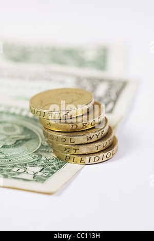 Le dollar américain et livre sterling de pièces sur un fond blanc. Banque D'Images