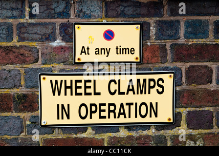 No parking sign et avertissement de serrage Banque D'Images