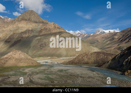 Paysage montagneux accidenté près de Sarchu sur la route Leh-Manali, Himachal Pradesh, Inde Banque D'Images