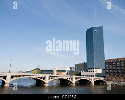 Voir des gratte-ciel qui sont assis le long de la rivière Grand à Grand Rapids, Michigan USA une journée d'automne. Banque D'Images