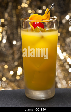 Harvey Wallbanger Cocktail dans l'avant de l'arrière-plan de couleur Banque D'Images