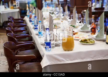 Restaurant russe. Détail d'un ensemble de tables de fantaisie pour le dîner de Noël partie pour beaucoup de personnes. Vue rapprochée Banque D'Images