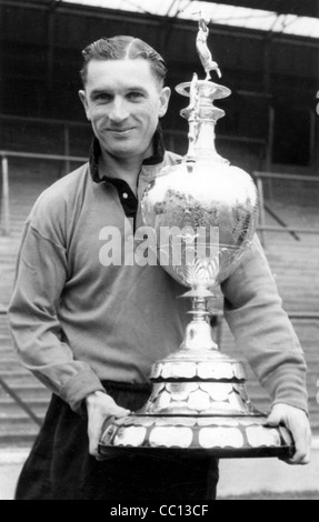 Joueur de Wolverhampton Wanderers Johnny Hancocks avec le trophée du championnat de première division en 1954 Banque D'Images