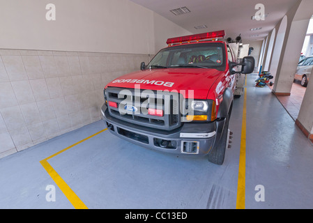 L'extrémité avant d'un camion rouge (pompier) dans une caserne de pompiers à Quito, Équateur. Banque D'Images