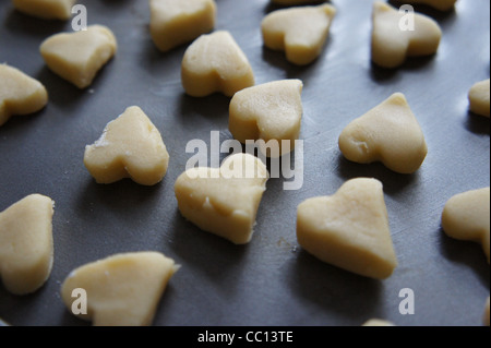 SONY DSC, biscuit en forme de coeur (shortbread) de la pâte avant cuisson. Banque D'Images