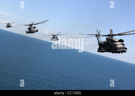 Une formation de cinq navires d'hélicoptères MH-53 Pave Low vole le 12 juin au-dessus du golfe du Mexique. Les aéronefs sont affectés au 20e Escadron des opérations spéciales à partir de Hurlburt Field, en Floride Banque D'Images