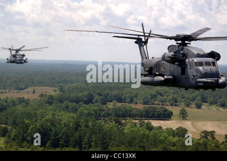 Un groupe d'hélicoptères MH-53 Pave Low du 20e Escadron des opérations spéciales à Hurlburt Field, en Floride, survole une aire de tir à vue le 12 juin à la base aérienne d'Eglin, en Floride. L'hélicoptère à levage moyen est le plus grand, le plus puissant et le plus avancé sur le plan technologique de l'inventaire de la Force aérienne. Banque D'Images