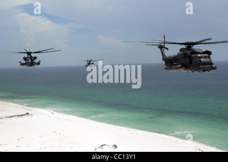 Les hélicoptères MH-53 Pave Low du 20e Escadron des opérations spéciales à Hurlburt Field, en Floride, survolent une aire de tir actif le 12 juin à la base aérienne d'Eglin, en Floride. L'hélicoptère à levage moyen est le plus grand, le plus puissant et le plus avancé sur le plan technologique de l'inventaire de la Force aérienne. Banque D'Images